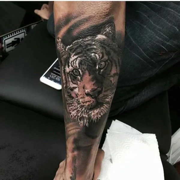 Photo : Neymar se tatoue une tête de tigre