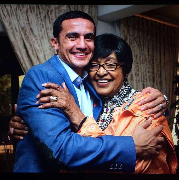 Photo : Tim Cahill rencontre Winnie Mandela