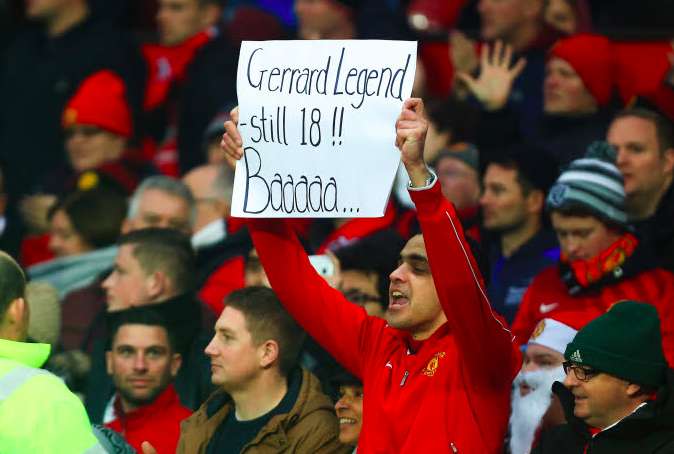 Un fan de Liverpool vole au secours de jeunes supporters de Leicester