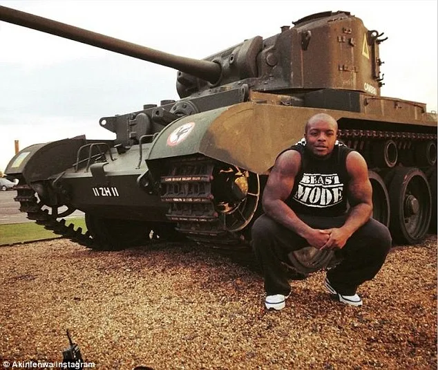 Photo : Akinfenwa le tank