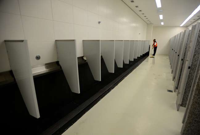 Coït dans les toilettes de Manchester ?