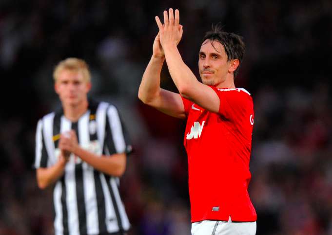 Gary Neville défend Van Gaal