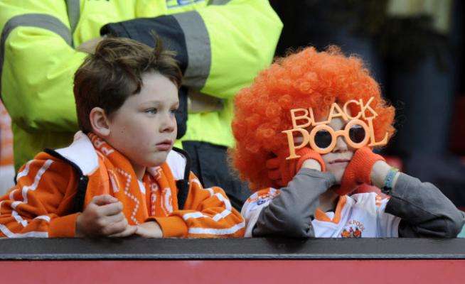 Les fans de Blackpool protestent en allant voir un match de D9