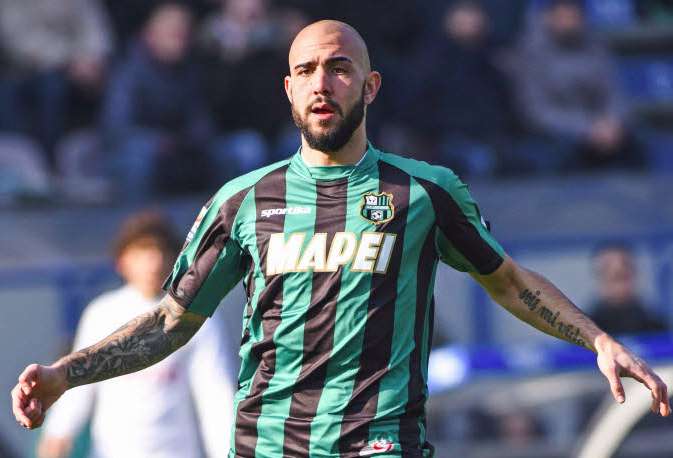 Zaza met sa barbe en jeu