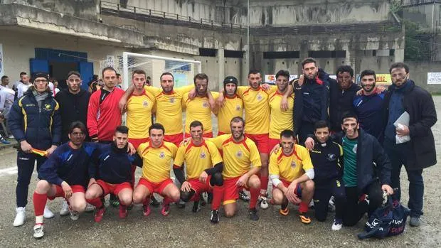 Les joueurs d&rsquo;un club sicilien se peignent en noir pour leur dernier match