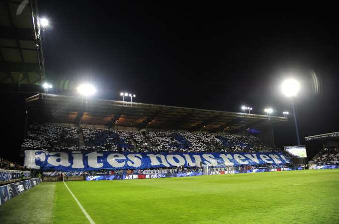 Les supporteurs de l&rsquo;AJA envahissent la pelouse trop tôt