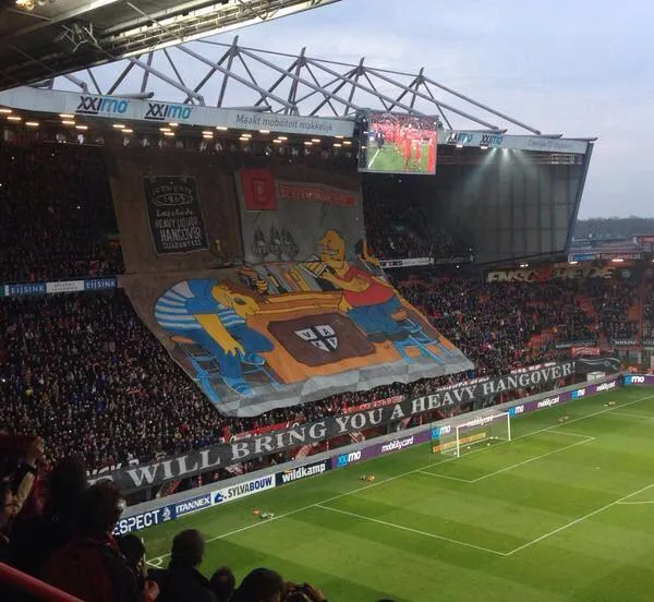 La jolie bâche des supporters de Twente