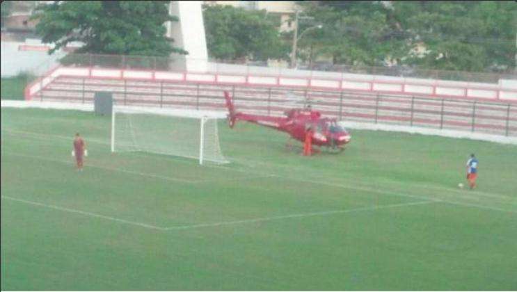 Une femme accouche sur un terrain de foot