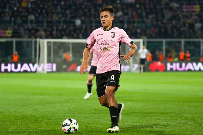 Tata Martino observe Dybala