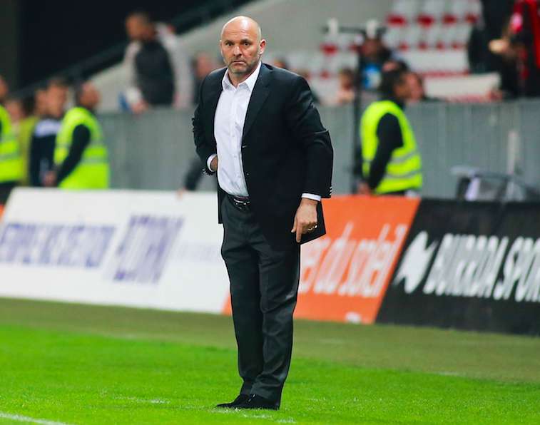 Dupraz fait un malaise, puis se paye Bielsa