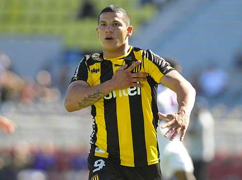 Núñez joue avec une rupture des ligaments