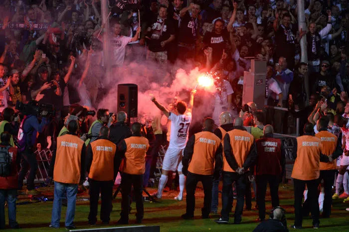 Planus craque un fumigène