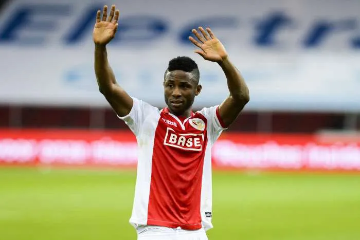 Un joueur du Standard se prend une bouteille dans la tronche