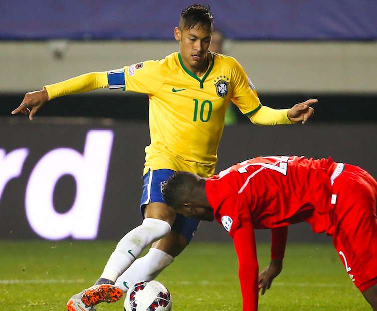 Neymar embêté par un arbitre de touche ?
