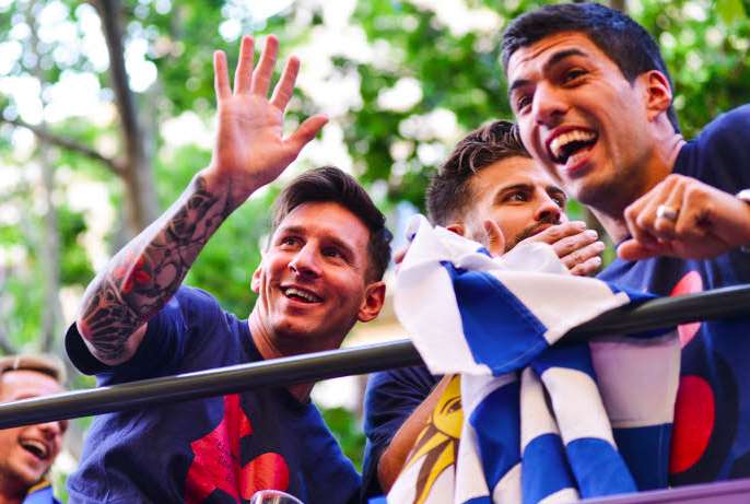 Luis Suárez à la tribune pour Lionel Messi