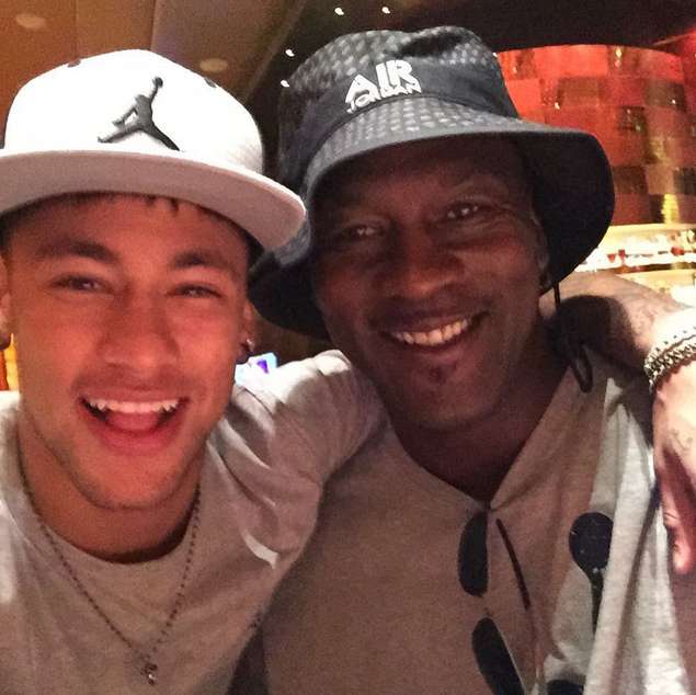 Neymar pose avec Michael Jordan