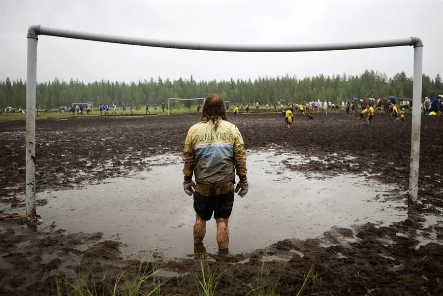 Qui veut jouer au foot de boue en Finlande ?
