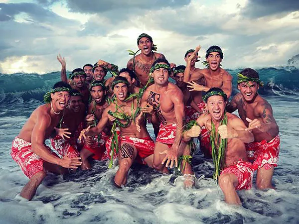 Tahiti, les pagaies sont sur le sable