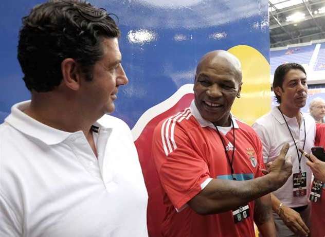 Mike Tyson avec le maillot de Benfica