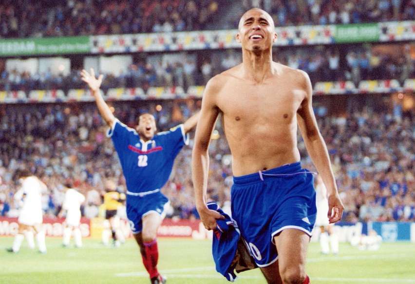 Pourquoi est-il interdit de célébrer un but topless ?