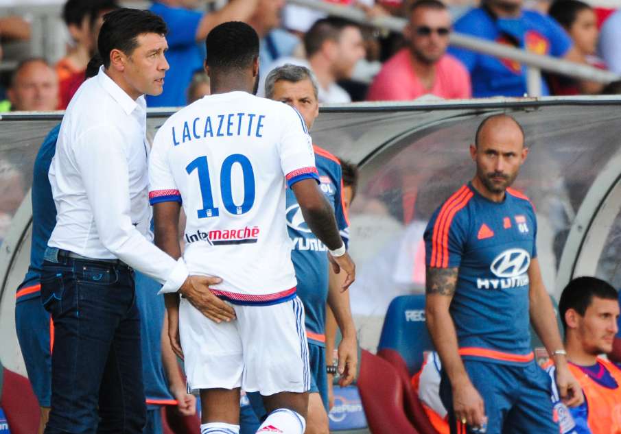 Lacazette : des sifflets et un malaise