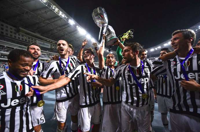 La Vieille Dame garde la main