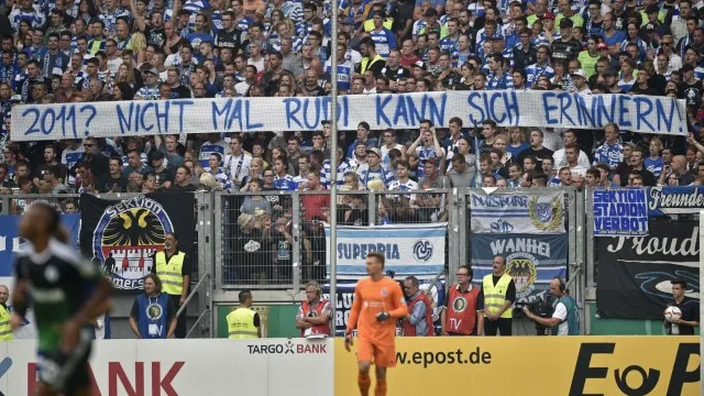 La banderole hard des fans de Duisbourg