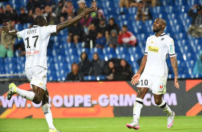 Angers sur le trône, Paris commence bien