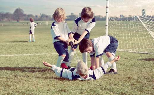Des enfants rejouent des moments cultes du football
