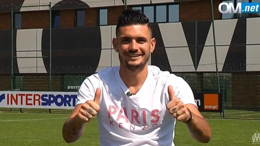 Cabella avec un T-shirt «<span style="font-size:50%">&nbsp;</span>Paris<span style="font-size:50%">&nbsp;</span>»