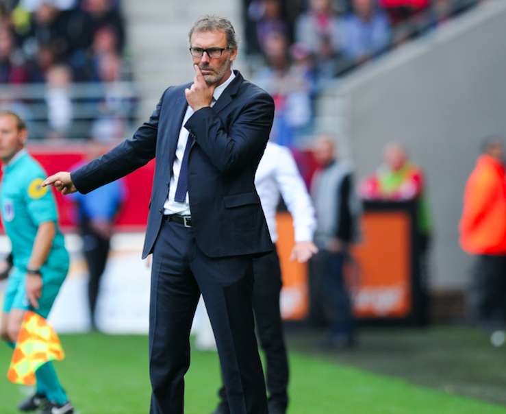 Blanc : «<span style="font-size:50%">&nbsp;</span>Peut-être laisser tomber une coupe<span style="font-size:50%">&nbsp;</span>»