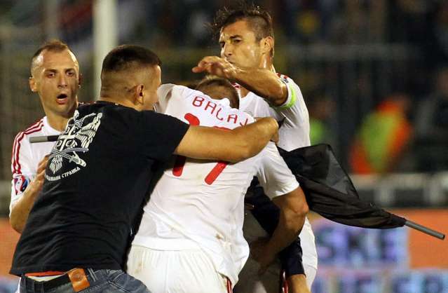 Jets de pierre en Albanie