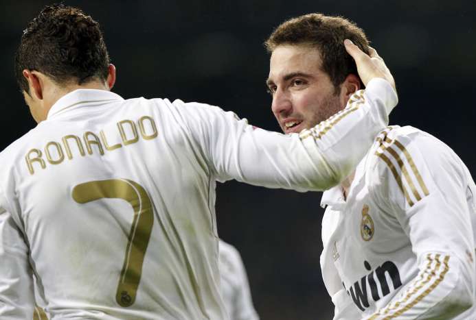 Higuaín taille Cristiano Ronaldo