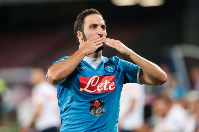 Liverpool piétine, Naples en promenade