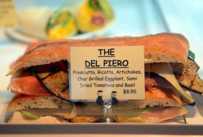 Il ne joue pas à cause d’un sandwich