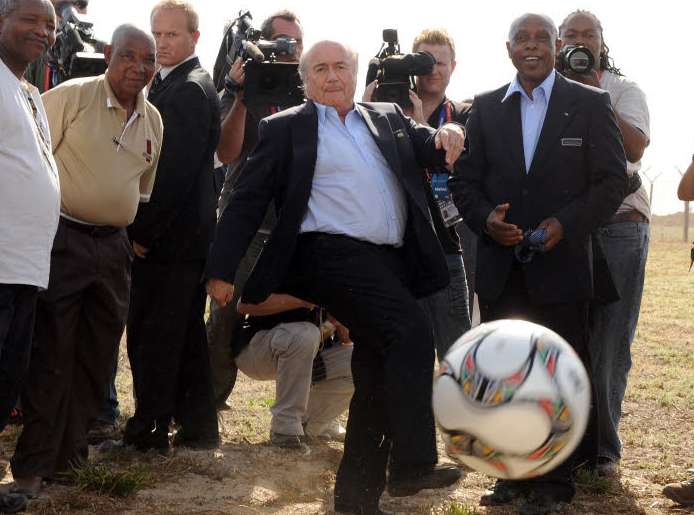 Sexwale officiellement candidat à la présidence de la FIFA