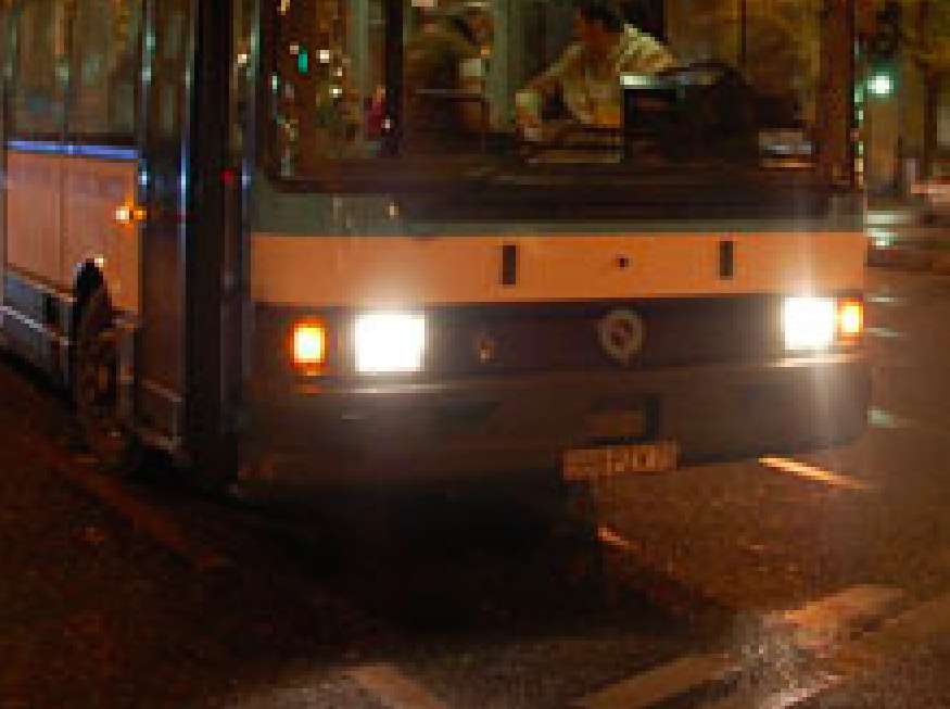 Des phares de bus pour éclairer un match