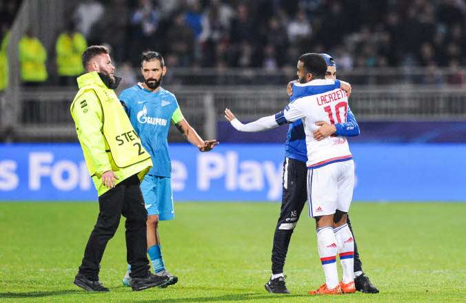 Lacombe défend Lacazette