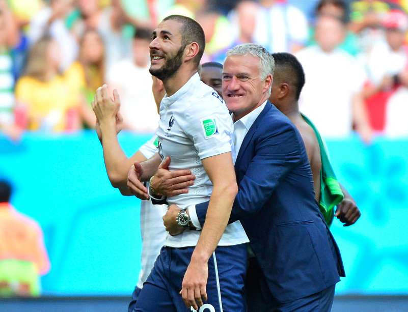 Deschamps à fond derrière Benzema
