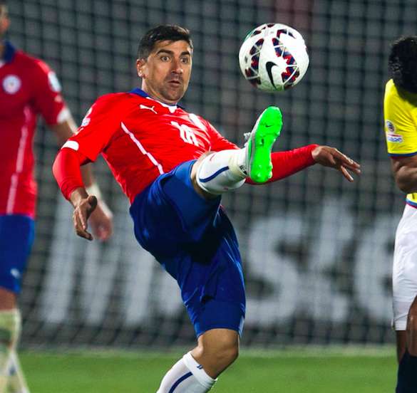Pizarro tacle le football chilien
