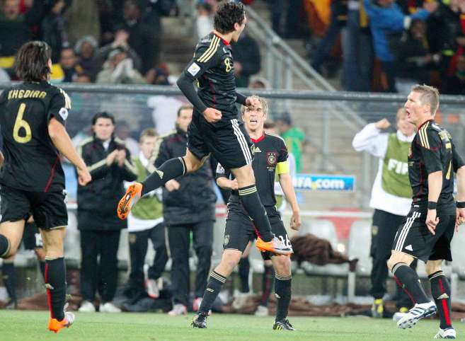 Lahm: «<span style="font-size:50%">&nbsp;</span>Mesut est probablement le joueur le plus intelligent<span style="font-size:50%">&nbsp;</span>»