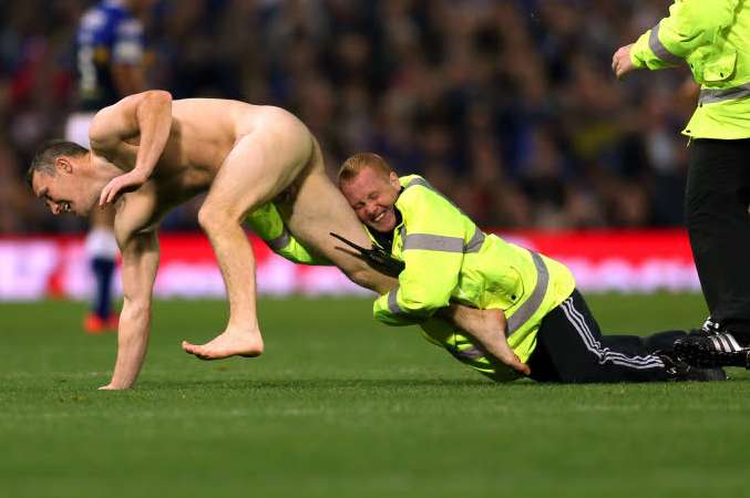 Il frappe l&rsquo;arbitre avec son sexe