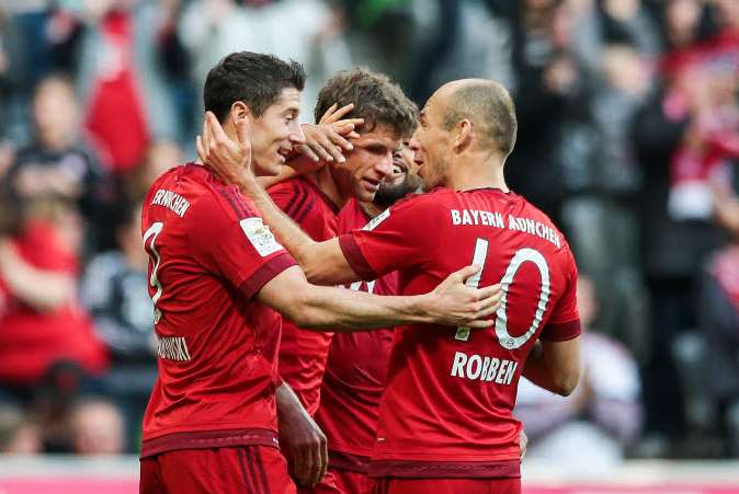 Le Bayern, au petit trot, avance encore