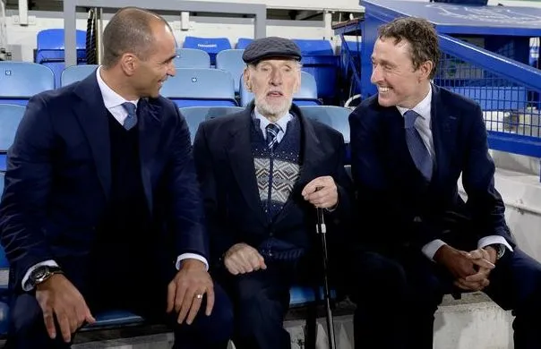 Everton : à 90 ans, il passe son match sur le banc à côté de Martinez