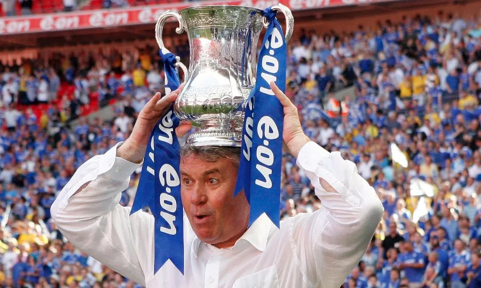 Abramovitch annonce l’arrivée de Hiddink à ses joueurs