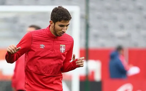 Papa cache le passeport et bloque un transfert à Liverpool