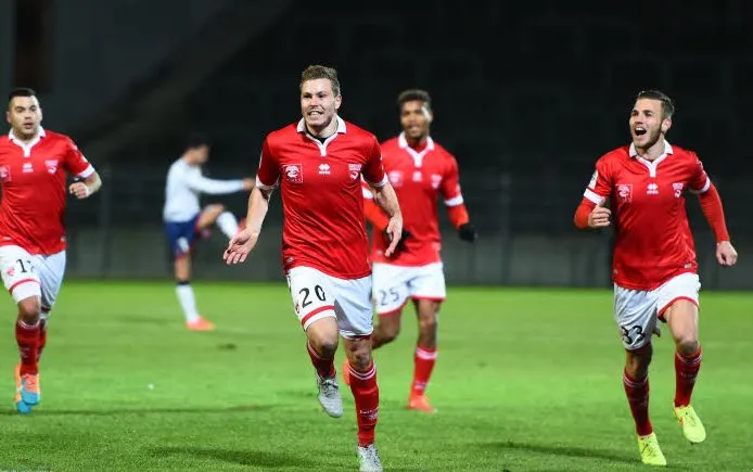 Nîmes s&rsquo;amuse, le Paris FC dernier et Dijon dauphin fortifié