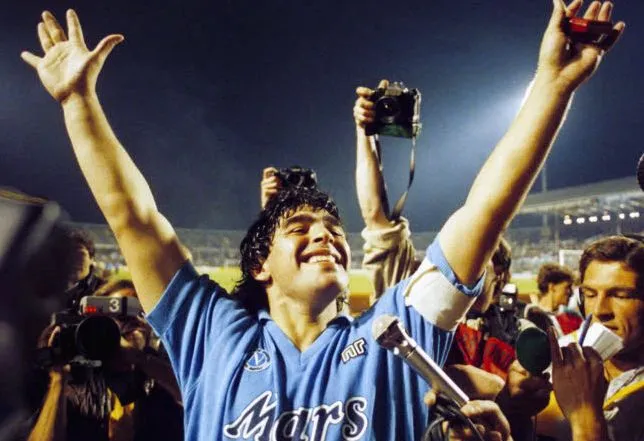 Maradona félicite le Napoli