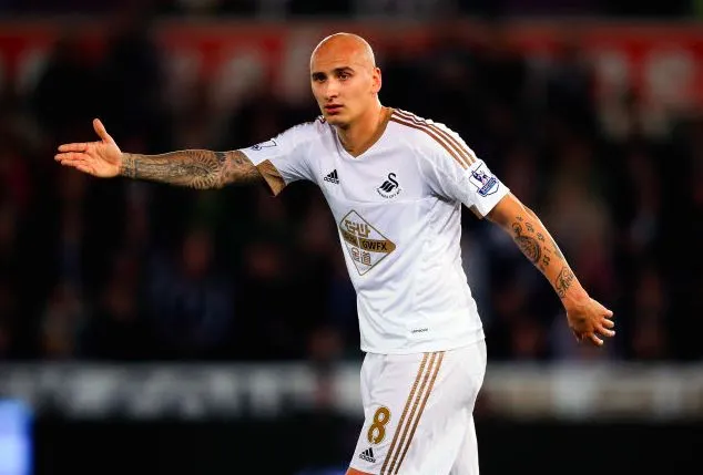 Jonjo Shelvey file à Newcastle