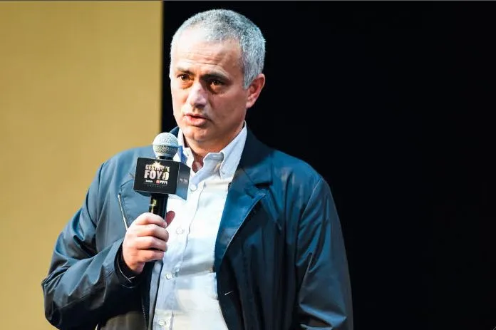 Mourinho en discussion avec Manchester United